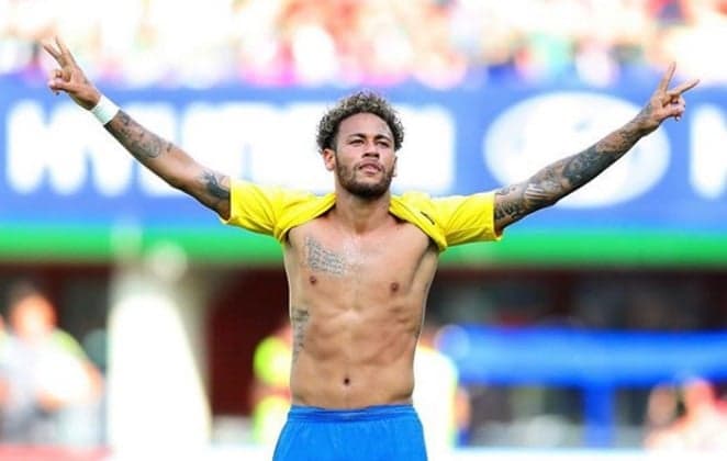 Durante jogo da seleção, Neymar é agarrado por juiz e vira meme entre os internautas; confira