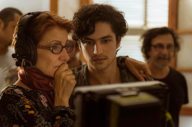 Gabriel Leone surpreende e dá selinho na atriz Cássia Kiss; veja foto