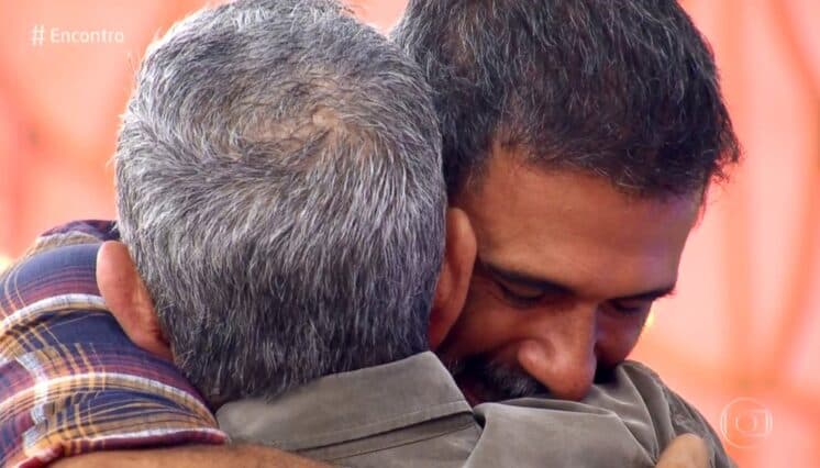 Marcos Pasquim impressiona por semelhança com o pai e se emociona com surpresa em programa da Globo