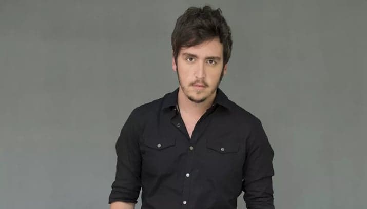 Wagner Santisteban volta às novelas da Globo como repórter de celebridades em O Tempo Não Para