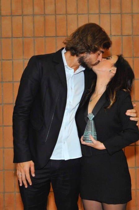 Que amor! Rafael Vitti tasca beijão em Tata Werneck durante premiação (Foto: Divulgação)
