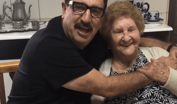 Ratinho visita a mãe, ela faz revelação e apresentador cai na gargalhada; veja