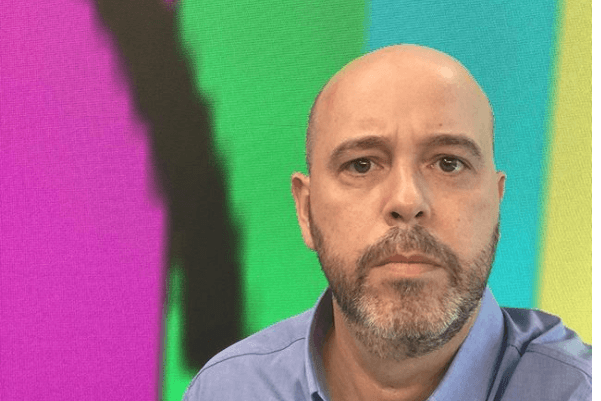 Na Rússia, Alex Escobar quase chora ao vivo e lembra do filho de dois anos: "Difícil ficar longe de você"