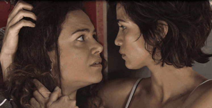 Segundo Sol: Casal lésbico vai para a cama e pai homofóbico chega bem na hora