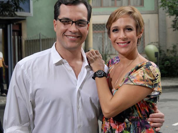 Veja Andréa Beltrão e Daniel Boaventura caracterizados como Hebe Camargo e Silvio Santos em atração da Globo sobre a apresentadora