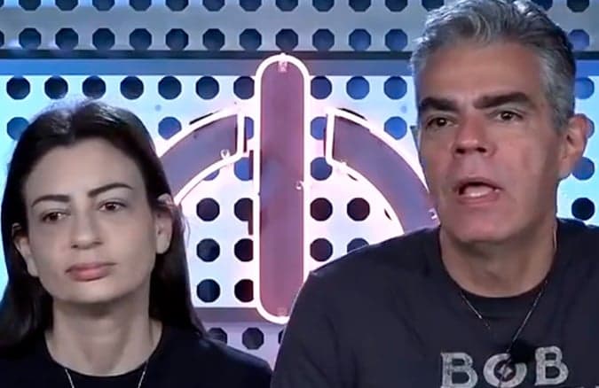 Em noite agitada, casal marca casamento, participante paga mico ao vivo e eliminação emociona