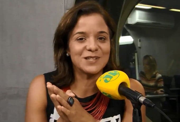 Famosa apresentadora pisa na cabeça de hater e internautas vão ao êxtase