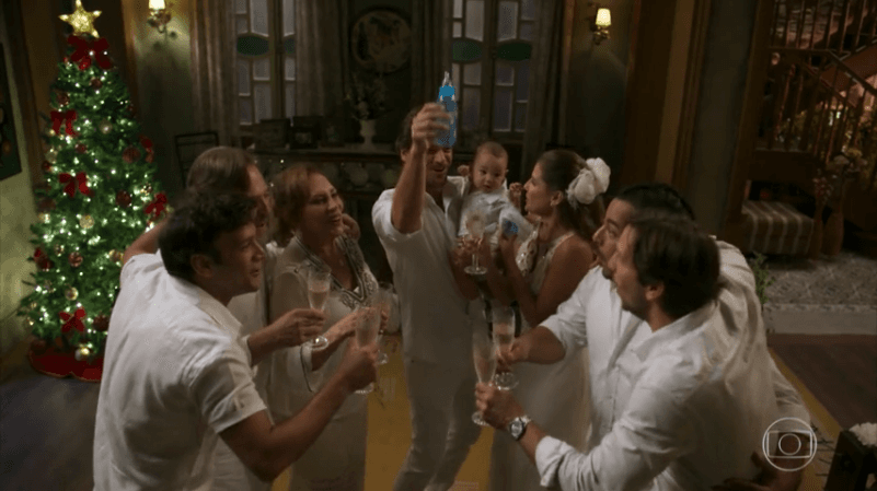 Família de Beto (Emilio Dantas) comemora a virada do milênio (Foto: Reprodução/Globo)
