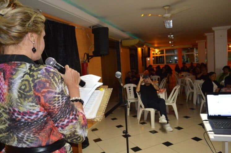 Polêmica, modelo Angela Bismarchi dá palestra em Igreja Evangélica