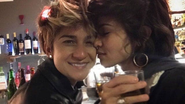 No Dia da Visibilidade Lésbica, Nanda Costa aparece com a namorada e ganha mão boba