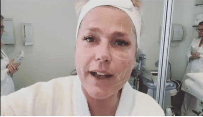 Xuxa em sua dermato (Foto: Reprodução)c