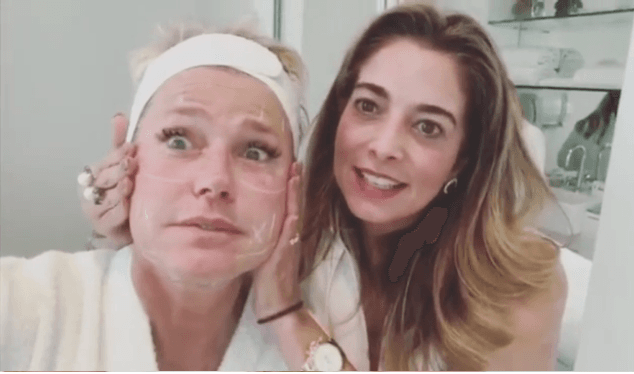 Xuxa aparece em clínica e revela segredo para esticar toda sua pele, aos 55 anos