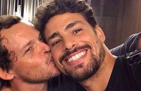 Cauã Reymond muda visual, fica com cara de 'novinho' e fãs vão à loucura