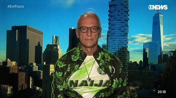 No clima da Copa, repórter adota seleção fraca, escolhe uniforme estiloso e declara torcida