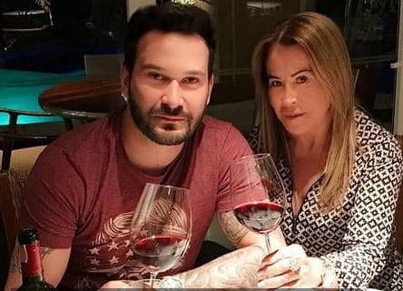 Zilu Godoi comemora aniversário de 60 anos ao lado da sogra e do namorado bonitão