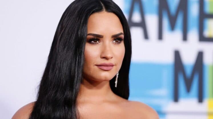 Overdose de Demi Lovato é manchete no Jornal Nacional, William Bonner comenta e vira assunto na internet