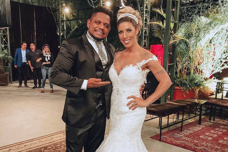 Marcelo Rocha de terno e Tati Minerato de vestido de noiva (Foto: Reprodução) Marcelo Rocha de terno e Tati Minerato de vestido de noiva (Foto: Reprodução)