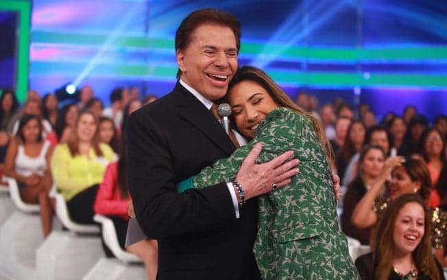 Silvio Santos faz brincadeira inconveniente e Patrícia desaprova