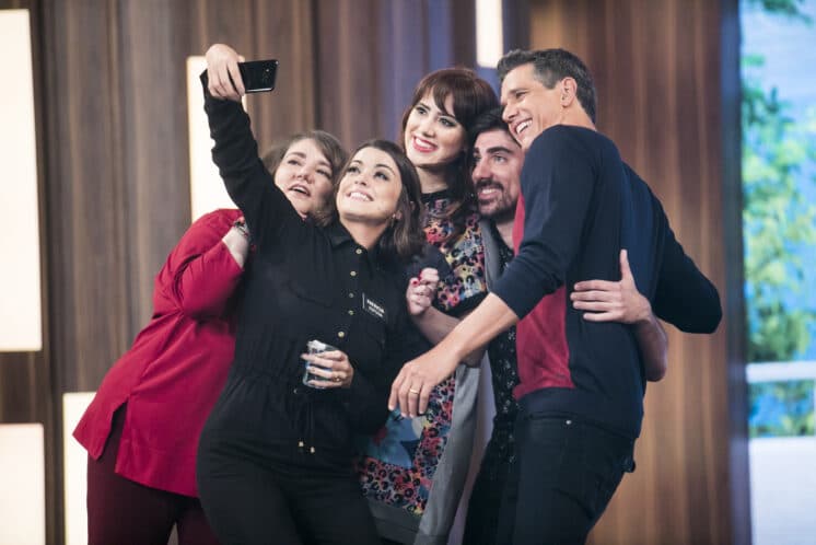Marcelo Adnet leva namorada para o Tamanho Família e diz que ela é esposa