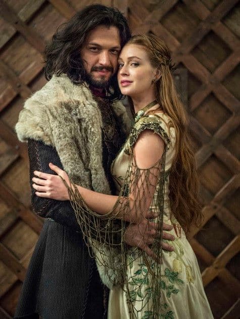 Veja primeira foto do casamento de Amália e Afonso em Deus Salve o Rei e saiba tudo sobre o último capítulo