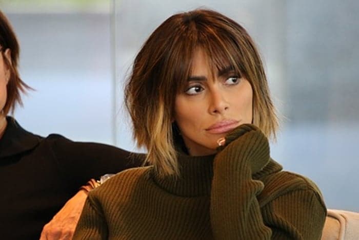 Cleo posta foto de infância, detalhe na boca chama atenção e atriz ironiza "preenchimento" nos lábios