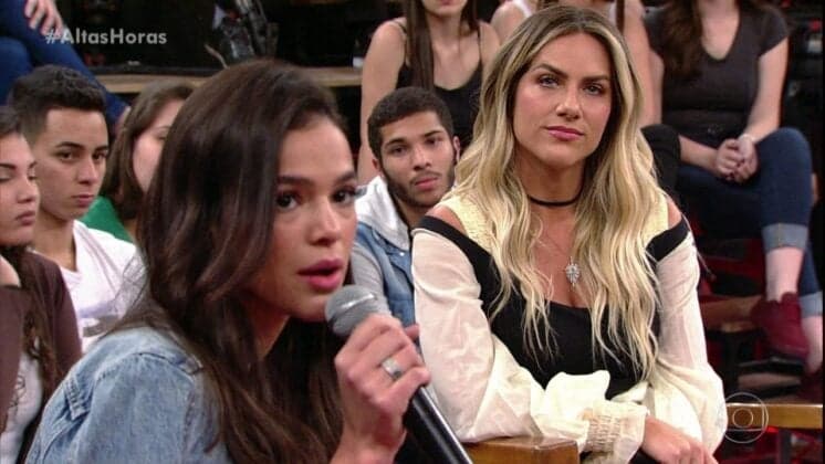 Bruna Marquezine fala sobre conciliar carreira e relacionamento