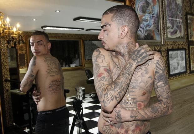 MC Guimê choca e aparece surpreendentemente sem tatuagens; confira