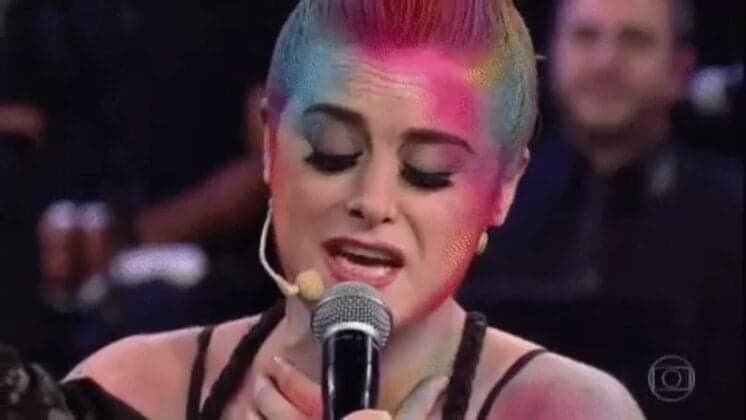 Alessandra Maestrini homenageia a cantora Pink no Show dos Famosos, mas é detonado por internautas