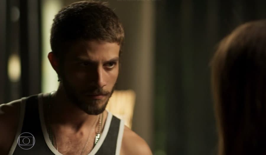Chay Suede dá beijo na boca da própria irmã e imagem é exposta pela mãe do ator
