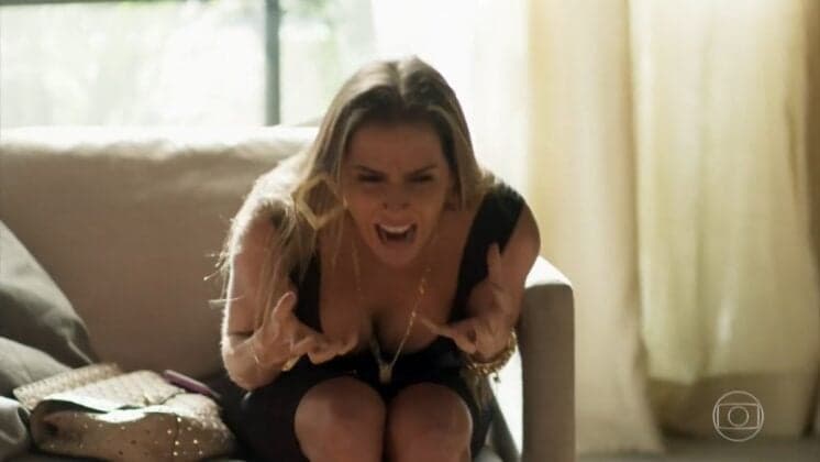 Segundo Sol: Karola volta a ser "quenga" e exige receber grana preta pelo "serviço"