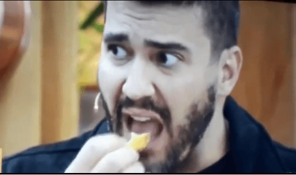 Com nojo, André Marques tenta fugir de alimento, se esconde e vira meme