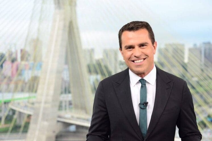 Rodrigo Bocardi se enrola ao vivo na Globo com palavra e "culpa" Ananda Apple pela gafe