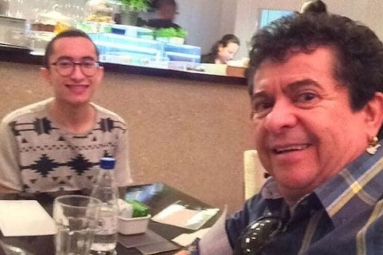 Filho de Solimões emociona em relato sobre relação com pai