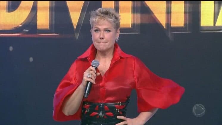 Mansão que Xuxa colocou à venda possui duas piscinas, seis suítes e é regrada a muito luxo; confira fotos