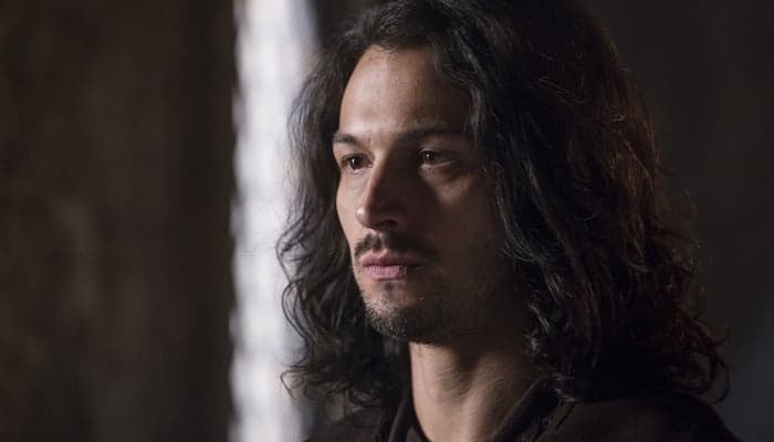 Afonso (Romulo Estrela) em cena de Deus Salve o Rei (Foto: Artur Meninea/Globo)