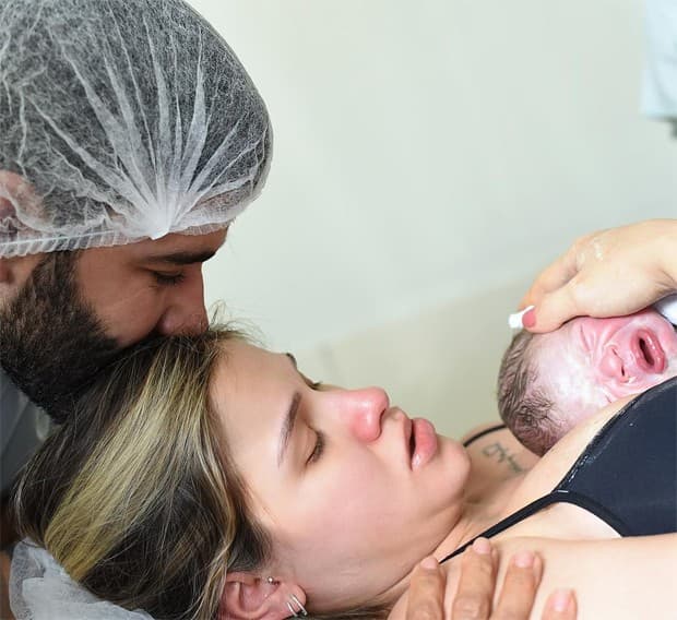 Modelo e o cantor segurando o pequeno Samuel (Foto: Reprodução/Instagram) Modelo e o cantor segurando o pequeno Samuel (Foto: Reprodução/Instagram)