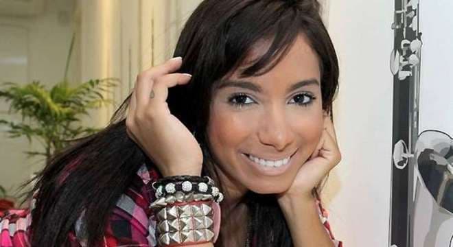Preenchimento, rinoplastia e lipo: veja as mudanças na aparência de Anitta