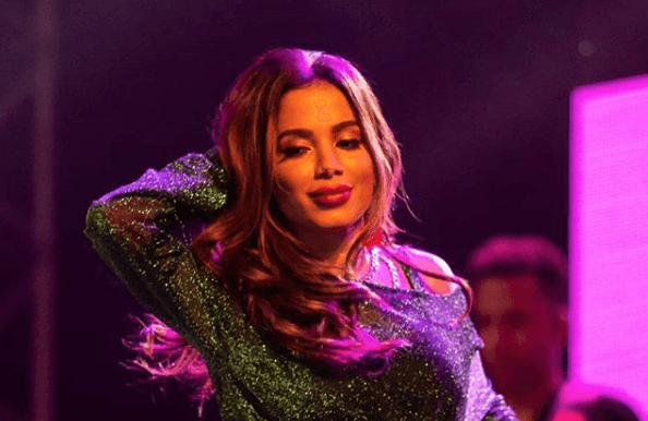 Anitta faz comentário revelador após publicar foto na internet e diz se está grávida