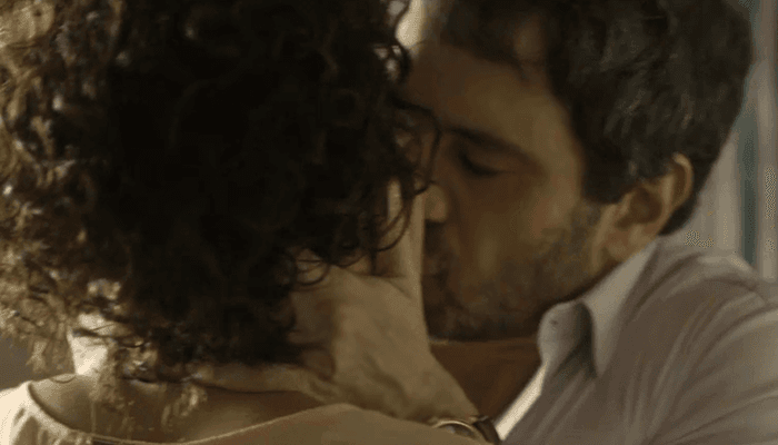 Edgar (Caco Ciocler) beija Cacau (Fabíula Nascimento) em Segundo Sol (Foto: Reprodução/Globo)