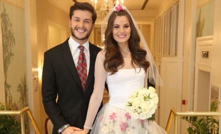 Faltando algumas horas para o casamento, Camila Queiroz se declara para Klebber Toledo e faz revelação