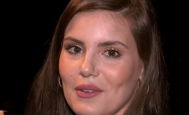 Camila Queiroz dá detalhes da vigarista Vanessa Dias, sua personagem em Verão 90 Graus