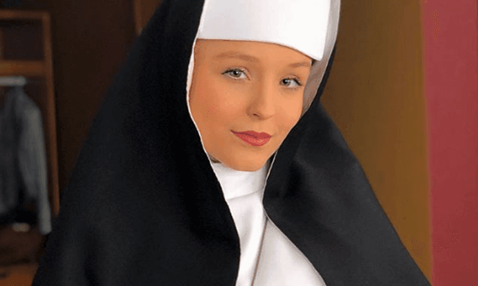 Larissa Manoela aparece vestida de freira e fãs brincam com detalhe