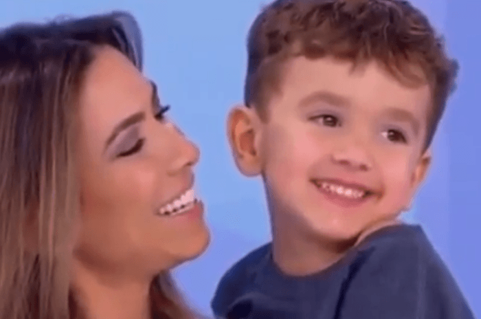 Filho de Patricia Abravanel encanta com fofura ao participar do programa do avô