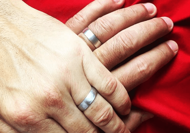 Famoso ator, que se assumiu gay, vem a público e surpreende ao revelar que se casou