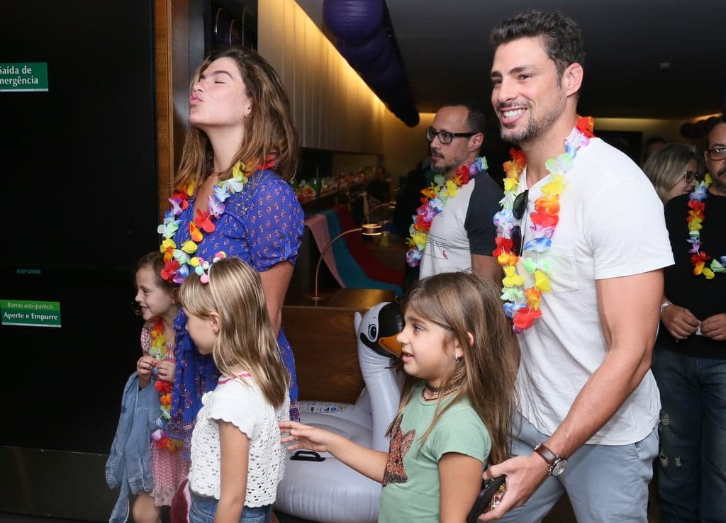 Cauã Reymond, Mariana Goldfarb, Sofia e alguns amiguinhos (Foto: Anderson Borde/AgNews)