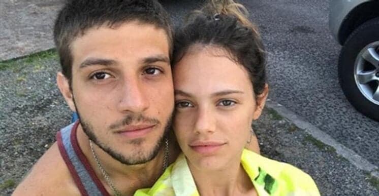 Laura Neiva brinca com separação e confunde jornalistas