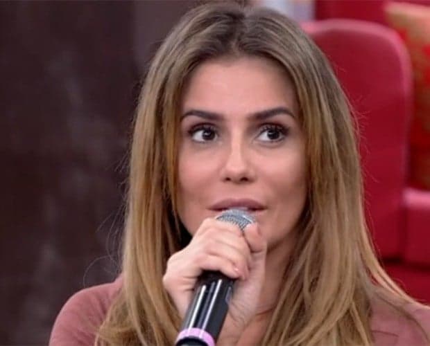 Deborah Secco aparece "fuçando" o celular ao vivo no Encontro e é detonada