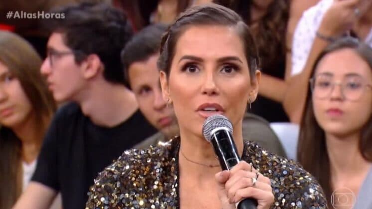 Deborah Secco evita fotógrafos na chegada ao SPFW