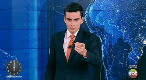 Dudu Camargo é um dos apresentadores do Primeiro Impacto, telejornal do SBT. (Foto: Reprodução)