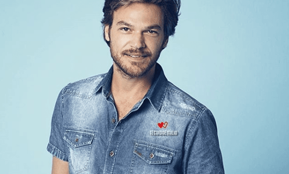 Emílio Dantas conhece cantor Saulo, fica em choque com semelhança física e mostra reação